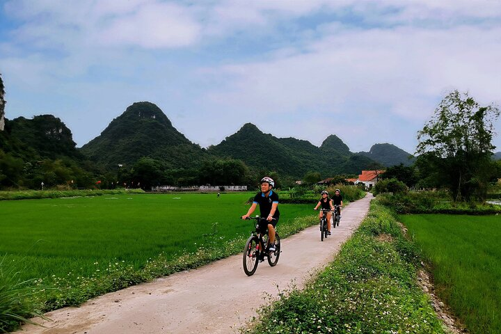 Hanoi Countryside E-bike Tour But Thap Pagoda Dong Ho Village